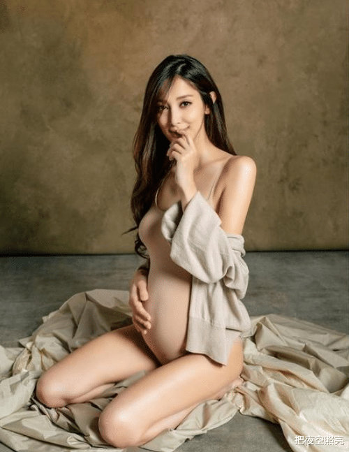 陈凯琳@陈凯琳晒二胎孕肚照，四肢纤细气质绝佳，却因穿着引网友热议。