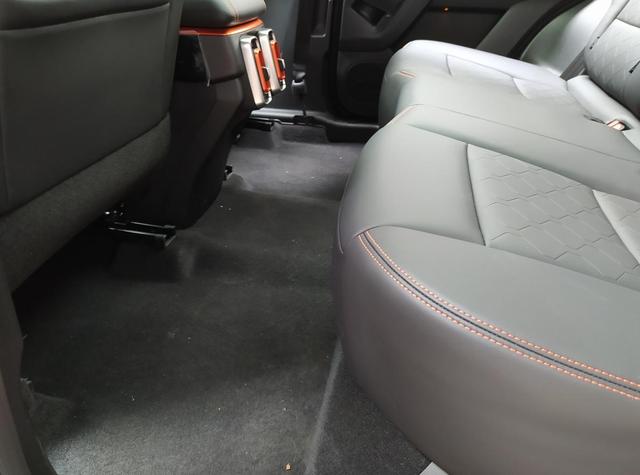 哈弗|实拍哈弗大狗：承载式车身，通过性却很高，内饰科幻