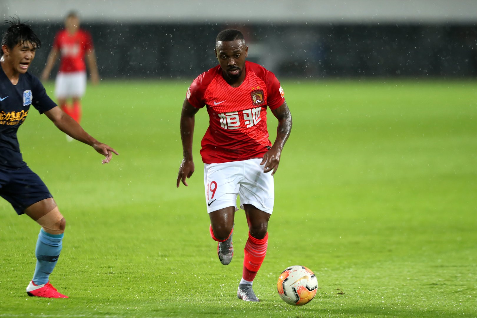 #韦世豪#真拼命！韦世豪5战4球教学赛再破门，昔日白净小伙苦练成了“黑炭头”