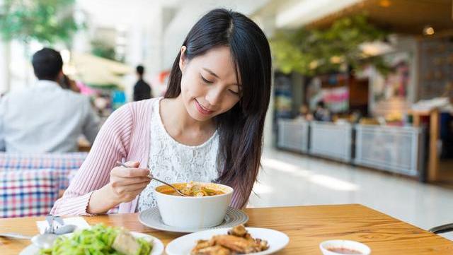 |同事蹭我午餐一月不给钱，开始减肥后没买饭，收到微信以为看错了