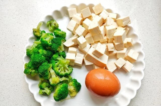 [鸡蛋]六月气候干燥，这汤要多做给家人喝，三种食材一搭配，营养又鲜美