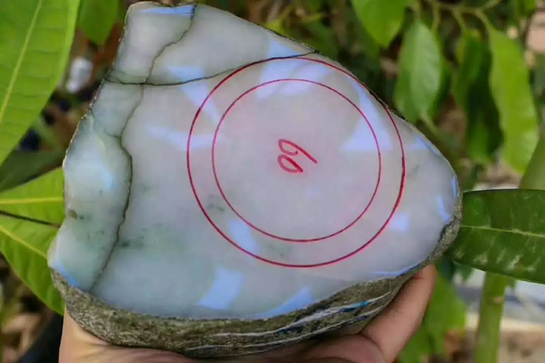 「文玩」好运爆棚！600元买的翡翠原石切开价值直升六位数！