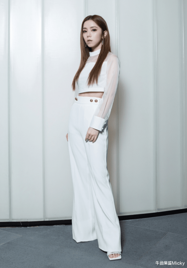 邓紫棋|减肥成功的邓紫棋终于逆袭，看她穿“人鱼裤”的腰，简直细得要命