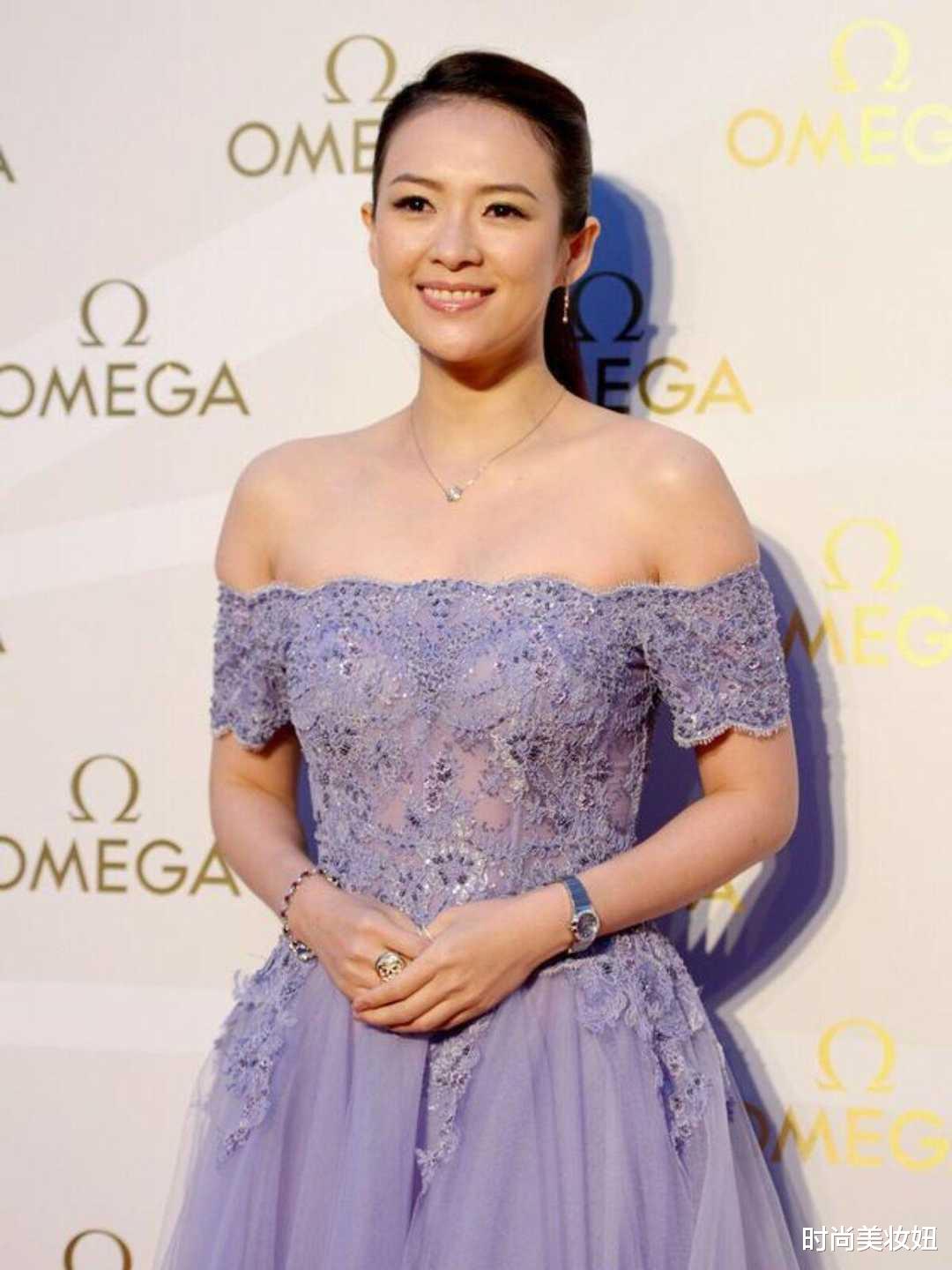 连衣裙|章子怡真的太美了！一袭紫色一字肩连衣裙配马尾，高贵优雅