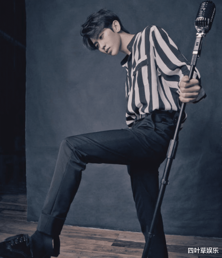 杂志■《奔跑吧》晒成员杂志封面，杨颖造型美艳，看到蔡徐坤我被圈粉了