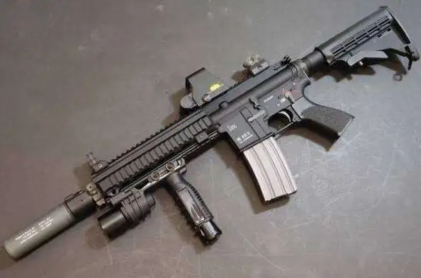 绝地求生■绝地求生: 被击倒后, 第一件事不要到处爬, 而是先丢这五个道具!