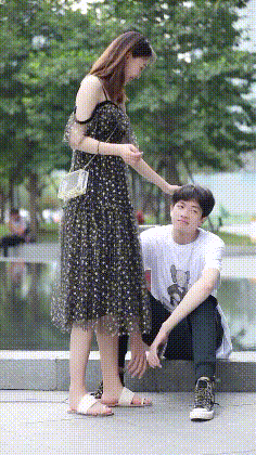 情侣|“坐地铁碰到一对小情侣，大庭广众下竟如此目中无人”哈哈大爷都看透了