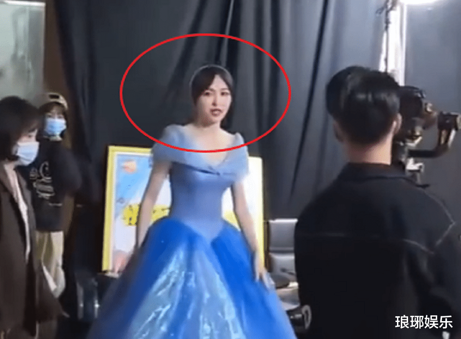 唐嫣藍色公主裙亮相快本直播，生圖的腰成為焦點，產後狀態很顯然-圖6