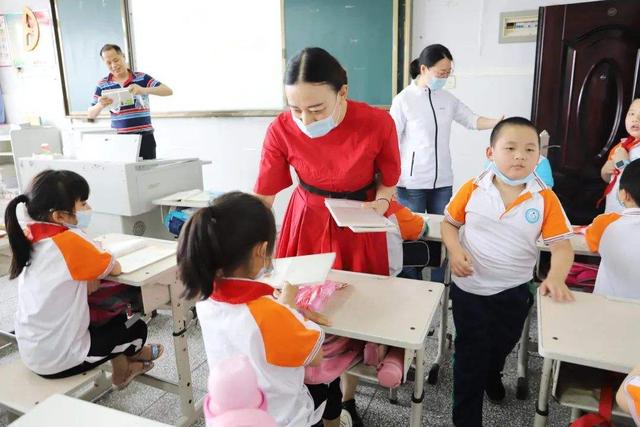 电动车@“头盔”还没抢到,电动车又一新规来了,老百姓:没钱买车也有错