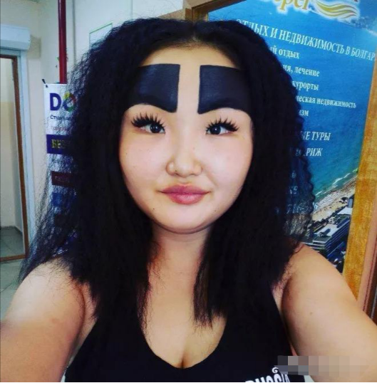 女孩|当年恋上“粗眉”的姑娘,眉毛宽度沾满整个额头,她现在怎样了?