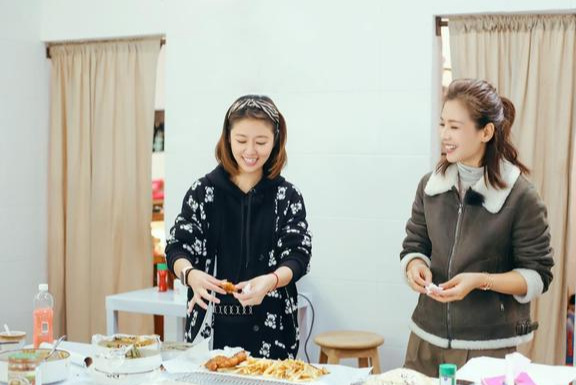 「短发」林心如生子之后变了，穿着一身黑太随便，幸好颜值在线拉得住