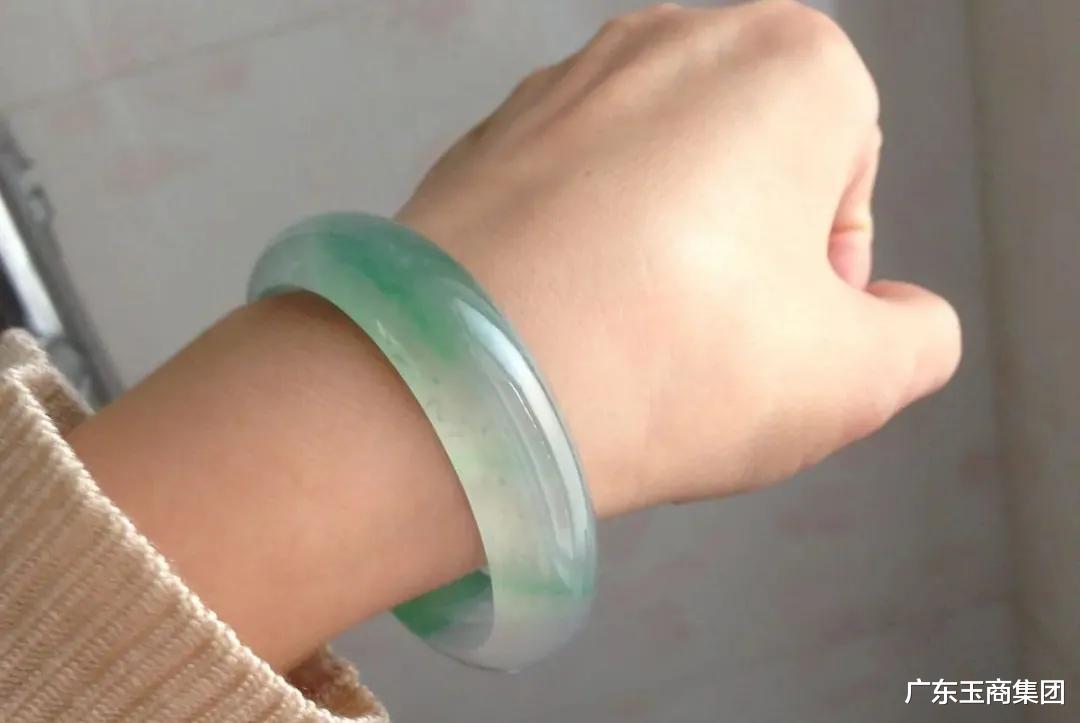 钱币|开眼了，六位数的翡翠手镯长什么样？