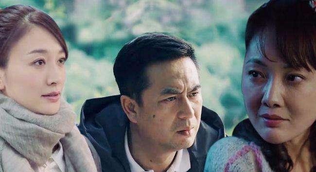 牛莉|牛莉:春晚一件粉红色大衣拍卖3万2引争议?随他去,我还是牛莉