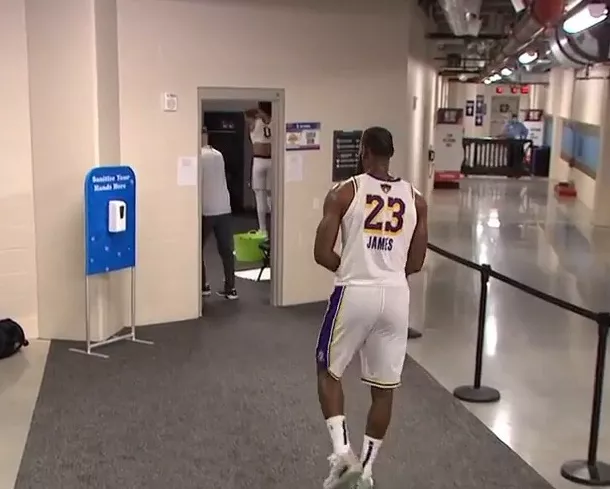 湖人队|湖人是不是5打8不知道，老詹快被克劳德打残了是真的！最后JB他被......