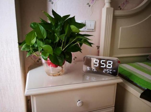 床头切记别放这4样东西，很容易让人失眠，尤其不适合老人小孩