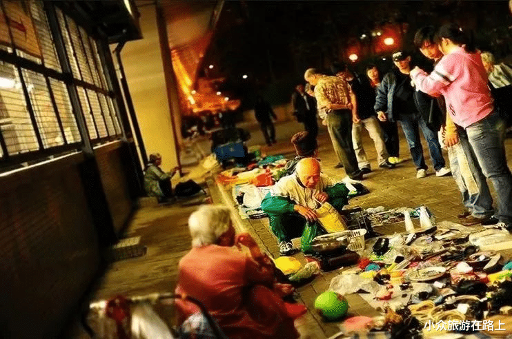 橄榄核@我国因翡翠出名的商业街，千万玉料被摆成地摊，就在“玉器之乡”