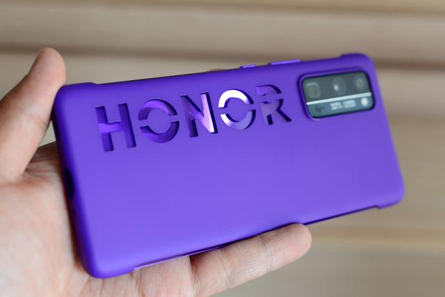 『荣耀30 pro』带有红外传感器孔，荣耀30 Pro配上这款外设颜值不低