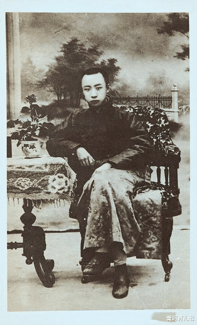 康熙|倚着路虎抽雪茄的丘吉尔，当伴郎的普京，被炸墓焚尸的汪精卫，9张历史照