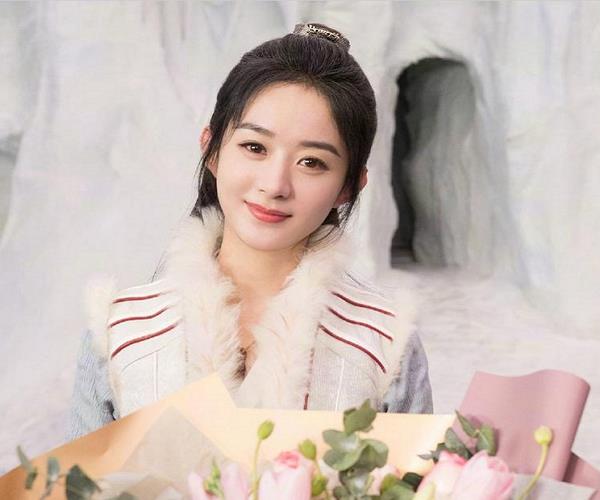 杀青：《有翡》杀青，剧组“三美”首次同框颜值都很高，站位却备受关注