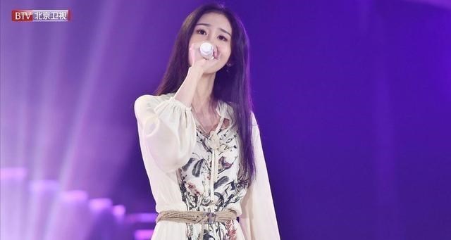 郑恺|《跨界歌王》:评委一句话让郑恺叹气,喜欢周深演唱时微笑的表情