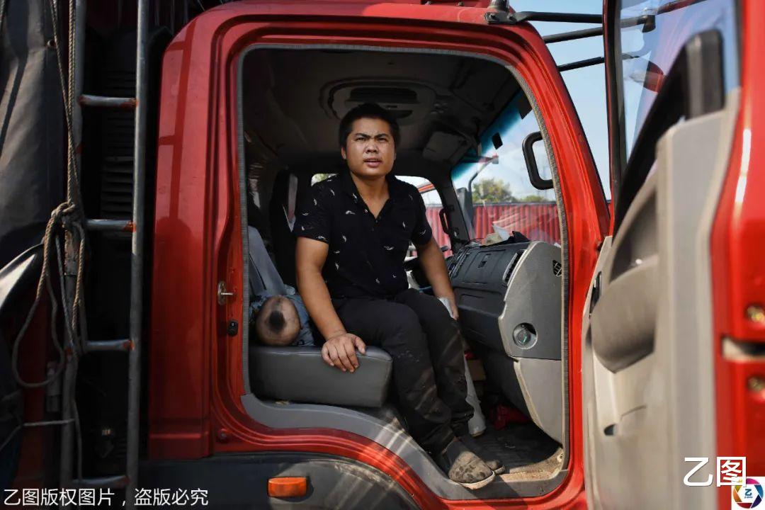 乙图|妻子跑了，90后货车司机带着病儿跑长途：最怕跑着跑着儿子没了