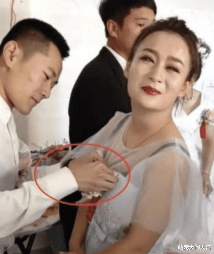 抖音最“淡定”伴郎火了，给伴娘戴胸花的那一刻：兄弟，拿稳了！