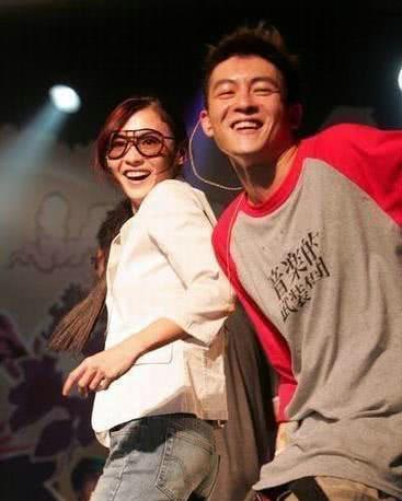 「张柏芝」2011年，张柏芝为何在飞机上与拥抱陈冠希？9年后她才说出原因