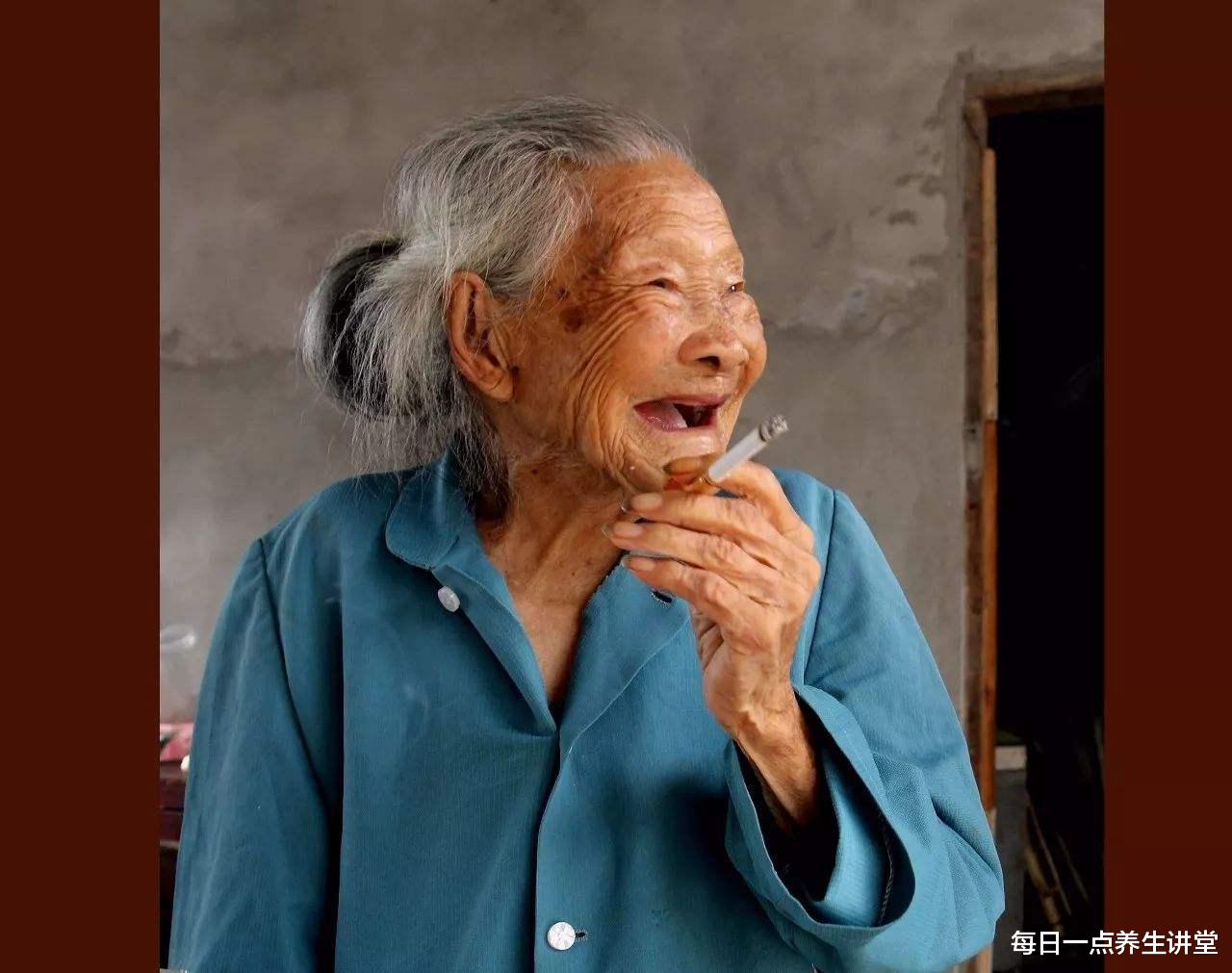 排毒：百岁老人既抽烟也喝酒，但从不碰此物，快来学习一下吧