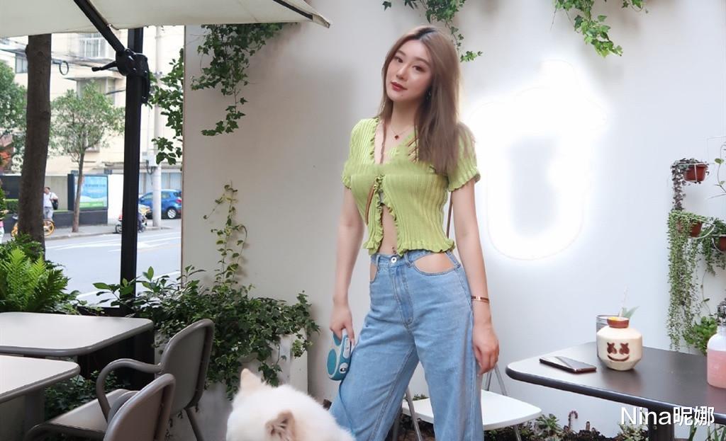 范志毅|“大将军”范志毅22岁女儿让人无地自容，穿露脐装，花瓶身材太招摇