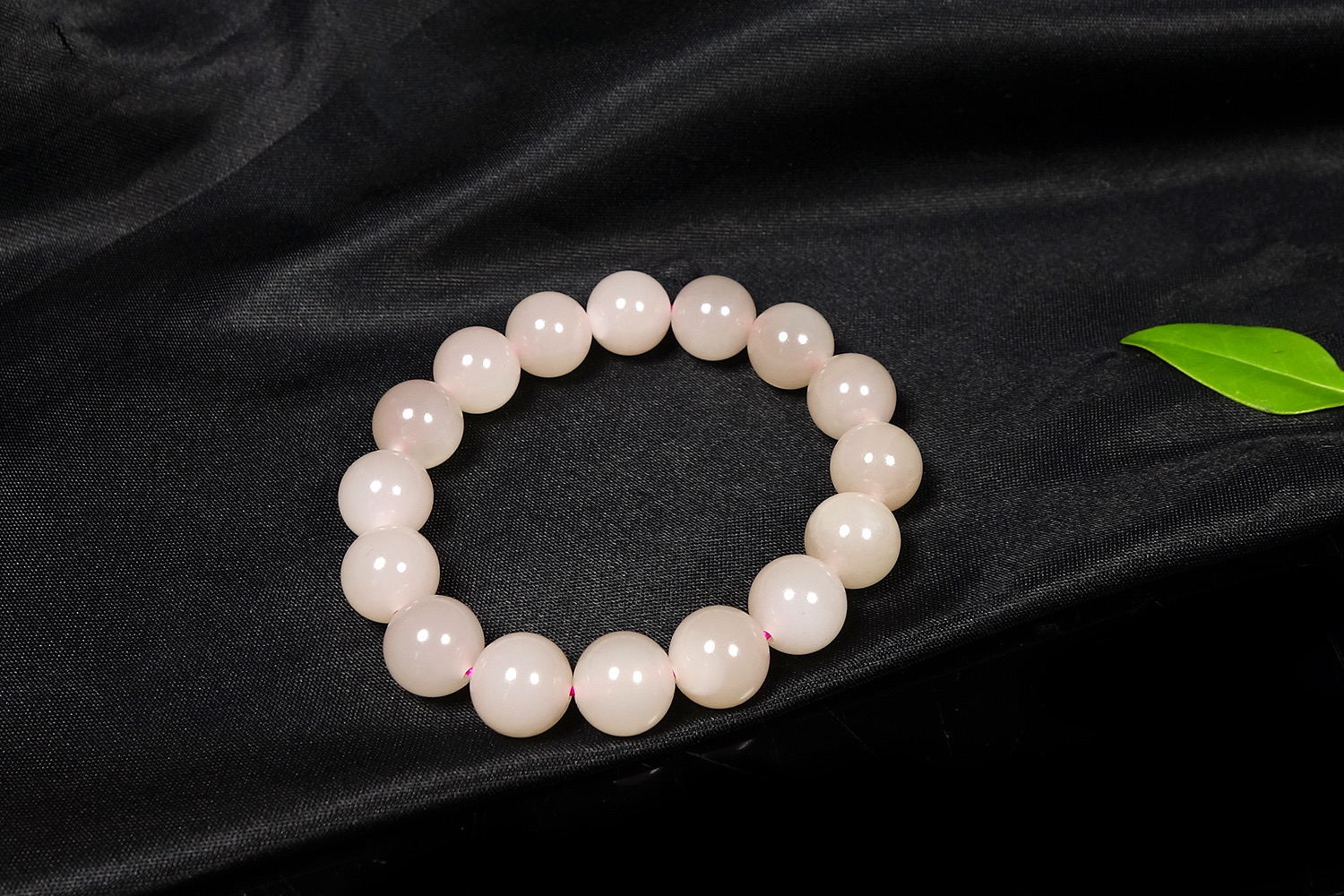 『粉色』和田玉藕粉料是什么？你会挑选和田玉藕粉玉吗？