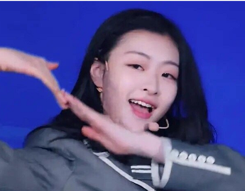 c位▲《青你2》主题曲刘雨昕站C位,谁注意她左边是谁,网友:太解气