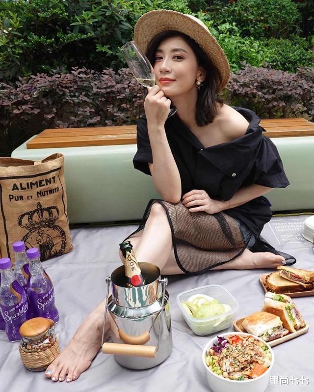 贾静雯|贾静雯新剧开机，剪短发嫩成大姑娘，同框小11岁柯佳嬿烫发显老气