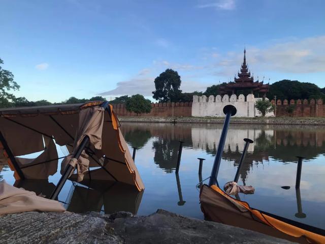 緬甸曼德勒護城河邊的活動，現場舞臺被毀，一片狼藉-圖4