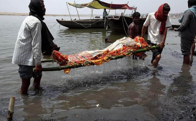 印度■印度最“污”的三个习俗，中国人表示没眼看，印度人：很正常