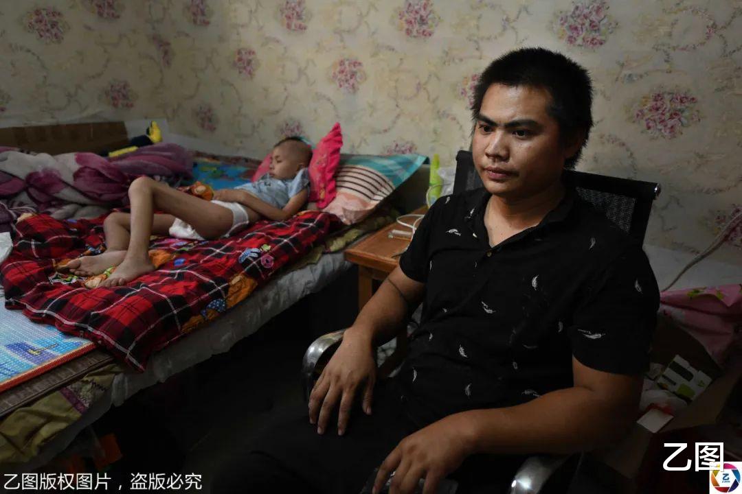 乙图|妻子跑了，90后货车司机带着病儿跑长途：最怕跑着跑着儿子没了