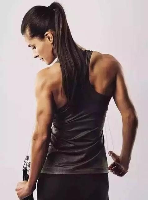 |不用做引体向上，只需五个动作，就能练出完美背部肌群