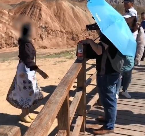 丹霞地貌|女游客不听劝阻翻护栏，踩着丹霞地貌，景区：一个脚印60年！