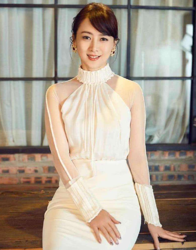 翁虹|52岁翁虹健身近照流出，性感身材让人羡慕，原来她一直坚持健身！