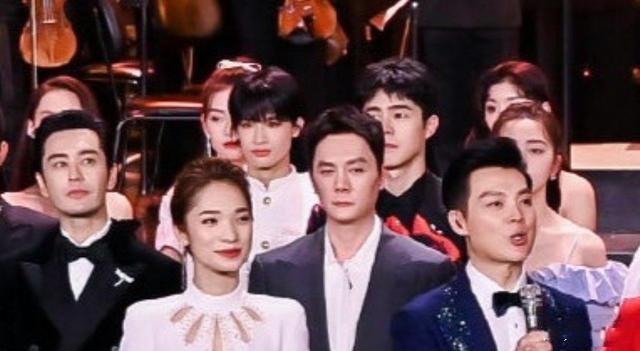 明星|明星大合唱集体翻车!p图太狠,64岁刘晓庆变香肠嘴,冯绍峰最惨