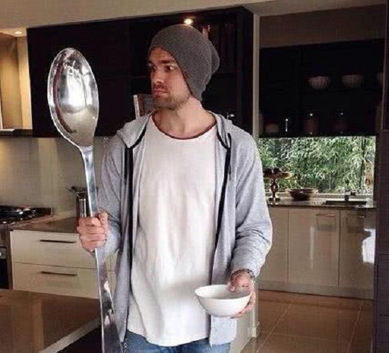 |“新来的女老师好像不在状态，讲一会课就会颤两下！”哈哈哈是不舒服吗