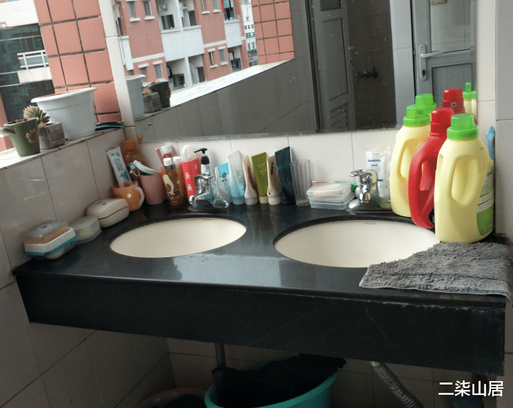 |去广东朋友家，发现卫生间不装洗手池，毛巾架也扔了，做法真新潮！