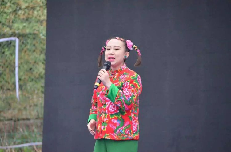 赵本山▲她22岁被赵本山带上春晚，成名后开百万路虎，抛弃丈夫儿子