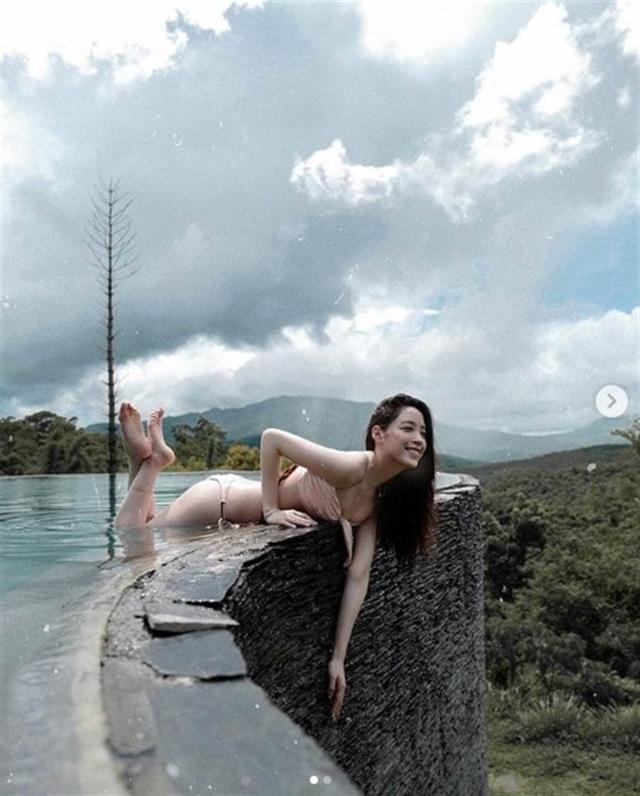 星二代歐陽妮妮為拍性感照，“秀高難度動作”，險墜無邊界泳遊池！-圖3