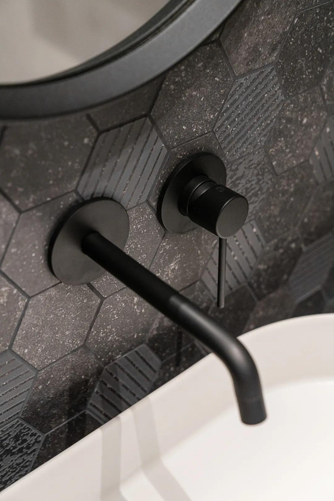 []用高级灰+原木风装修115平的家，有腔调！