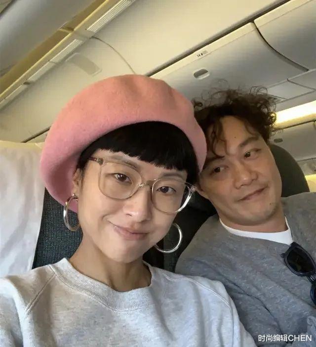 『徐濠萦』45岁徐濠萦晒庆生自拍，素颜皮肤细腻真减龄，被陈奕迅宠成少女