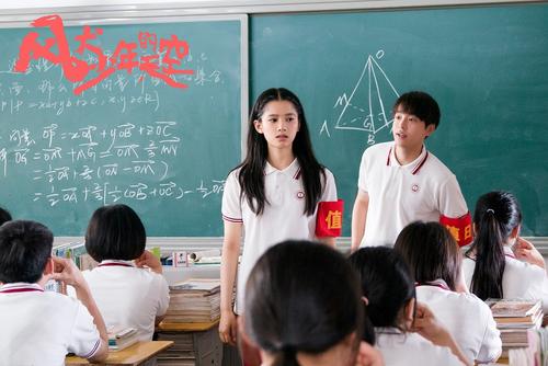 周迅|周迅放下身段力捧侄女出道,被讽最丑小龙女,到处磕CP惹人嫌