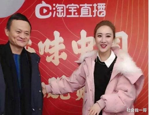 [薇娅]当红带货主播薇娅，开豪车住豪宅，老公接送上下班，事业爱情双丰收