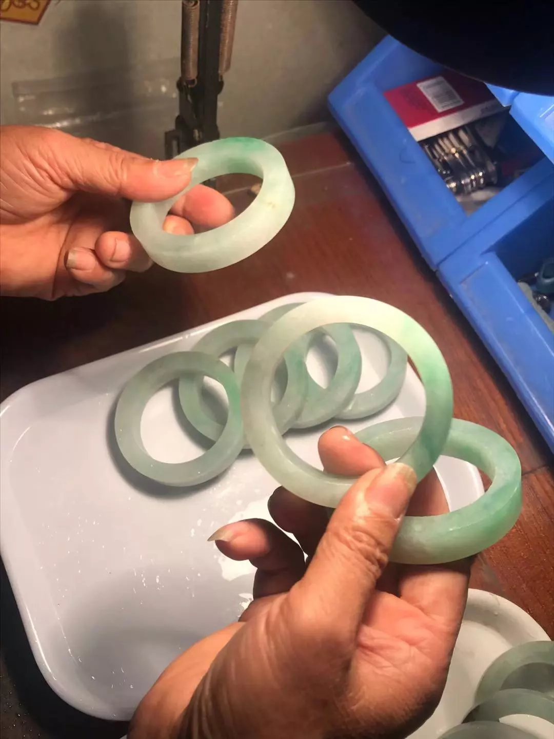 翡翠■商家亮出“镇店之宝”切开后成为笑柄？32支飘花手镯翻盘了！