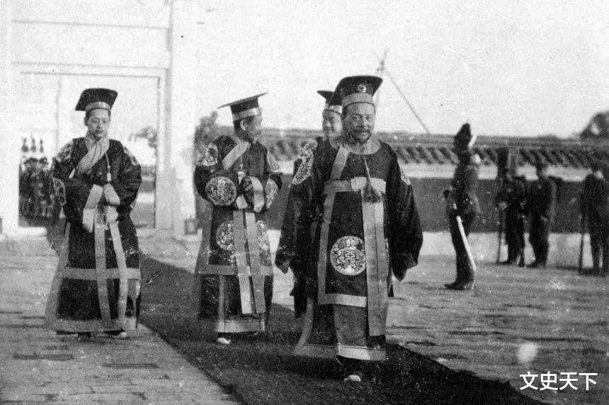 袁世凯：看了孙中山先生陵墓，再看袁世凯墓地，简直一个天上一个地下！