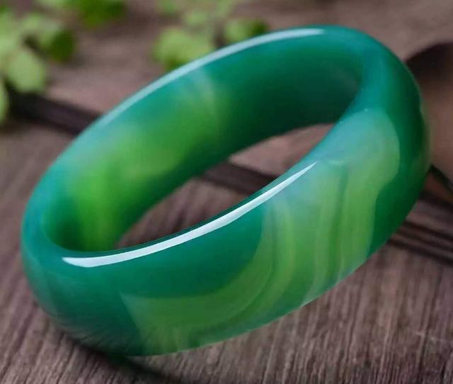 『翡翠』这10种玉石和翡翠极其相似，行家都经常看走眼，你会分辨吗？